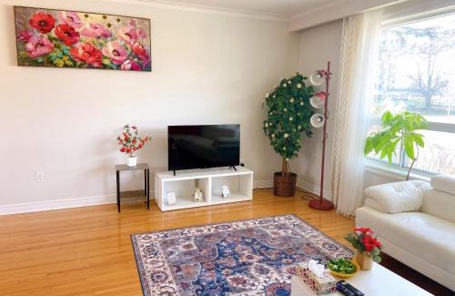 Black Creek House | Sunny House - Main Floor, Free parking, in Toronto