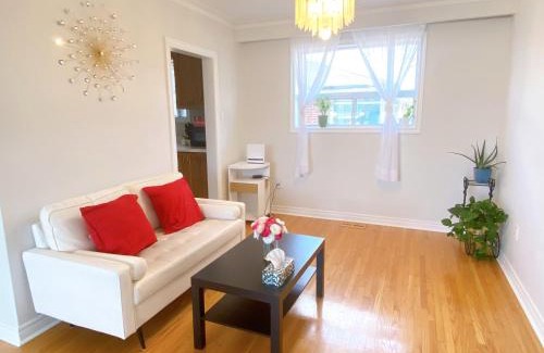 Black Creek House | Sunny House - Main Floor, Free parking, in Toronto