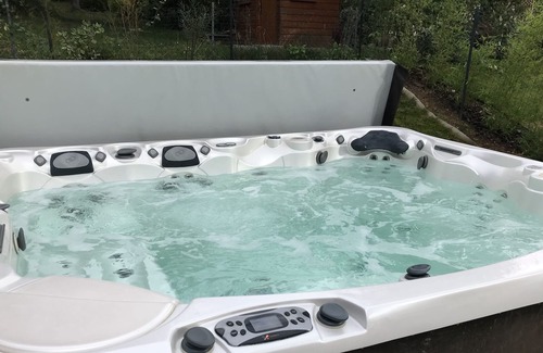 Villy-le-Pelloux House | Sunny house with 8-seater jacuzzi