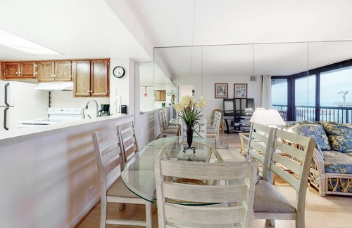 North Ocean City Condo | Sunny, inviting condo near the beach with balcony, pools & gym