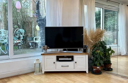 Seven Sisters Apartment | Sunny London Garden Apartment