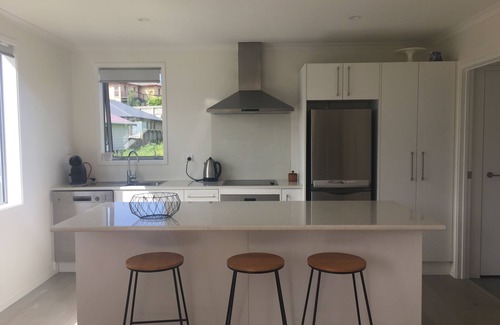 Raglan House | Sunny Lorenzen Bay House