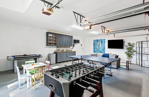 Parkland House | Sunny Luxury Villa w/POOL near Downtown!