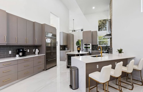 Parkland House | Sunny Luxury Villa w/POOL near Downtown!