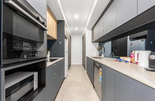 Lyneham Apartment | Sunny Lyneham Stay, Courtyard, Gym n Parking