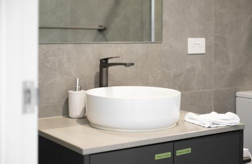 Lyneham Apartment | Sunny Lyneham Stay, Courtyard, Gym n Parking