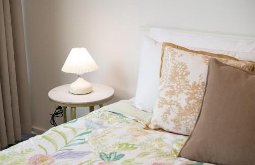 Lyneham Apartment | Sunny Lyneham Stay, Courtyard, Gym n Parking