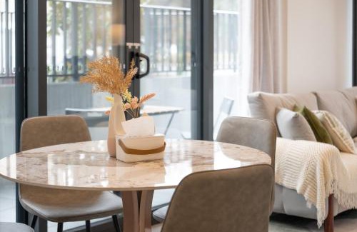 Lyneham Apartment | Sunny Lyneham Stay, Courtyard, Gym n Parking