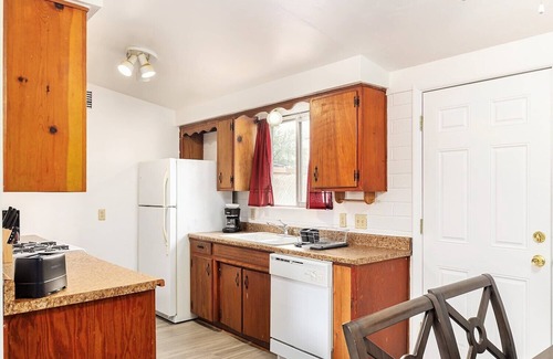 Midtown Apartment | Sunny Modern 2BR Townhome in Tucson | Laundry