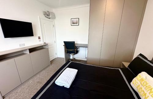 West Hendon Apartment | Sunny Modern, Private Apartment,15 Mins To Central London
