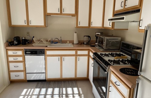North Berkeley Apartment | Sunny one bedroom duplex apartment in the heart of the Berkeley gourmet ghetto