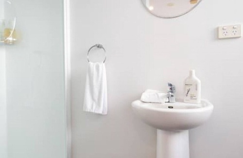 Mount Albert Apartment | Sunny Pied-à-Terre w Courtyard, Study & Carpark