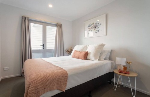 Mount Albert Apartment | Sunny Pied-à-Terre w Courtyard, Study & Carpark