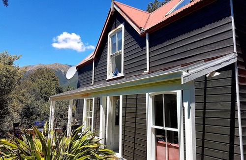 St. Arnaud House | Sunny, Private Cottage in St Arnaud