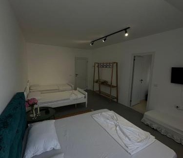 Mbrostar-Urë Apartment | Sunny Rentals