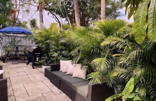 Southside House | Sunny Retreat: 2BR Cozy Cottage 5 min to Palm Beach!n