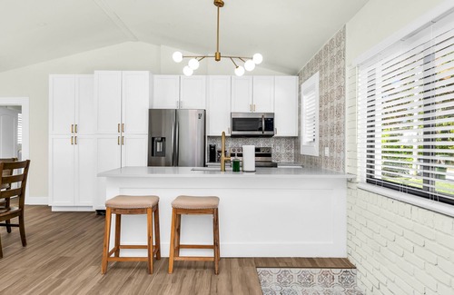 Victoria Park House | Sunny Retreat - Mins 2 Beach & DT - Fenced Yard