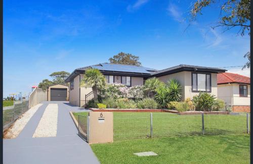 Lake Illawarra House | Sunny Shores Retreat Spacious & Relaxing Escape