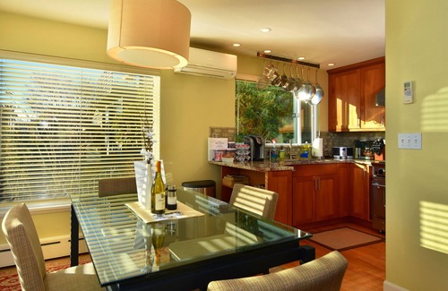 Lower Queen Anne Condo | SUNNY & SPACIOUS 2BD CONDO - AC - GAS FIREPLACE - 5 STAR RATINGS