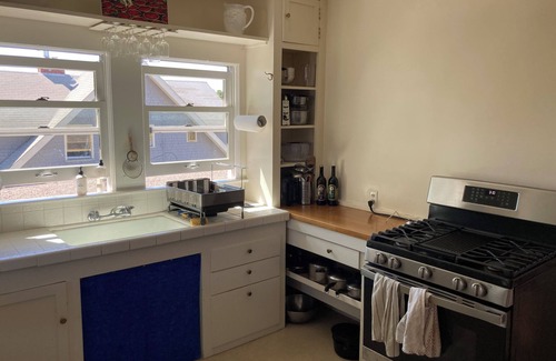 Upper Telegraph Apartment | Sunny Spacious Tastefully Furnished Top-Floor Apartment: Berkeley-Oakland Border