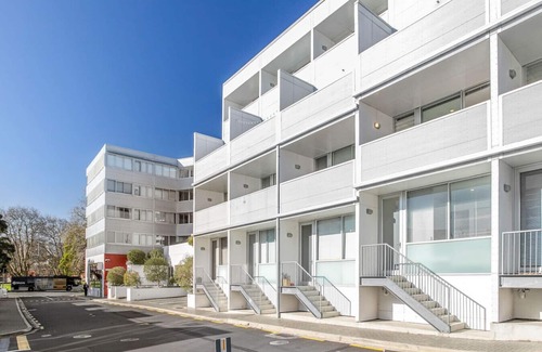 Auckland Central Business District Apartment | Sunny Split Level Apartment + Carpark