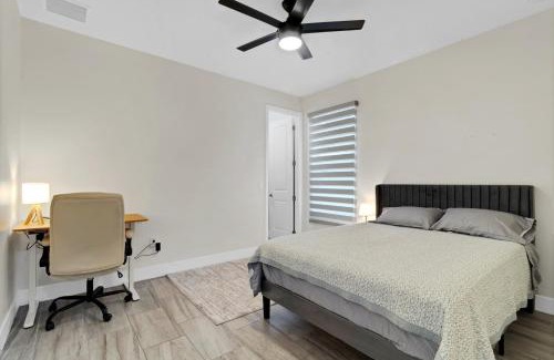 Wedgefield House | Sunny Stay Orlando Queen Room 3 with Shared Bath