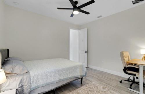Wedgefield House | Sunny Stay Orlando Queen Room 3 with Shared Bath