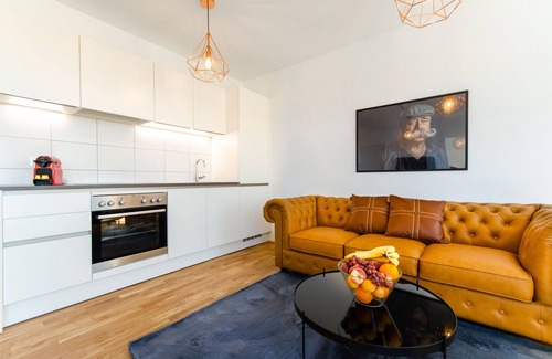 Leopoldstadt Apartment | Sunny & Stylish | 5★ Location, ♛ King Bed, Balcony