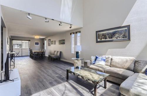 Washington Virginia Vale House | Sunny Suburban Getaway 4BR 3BA Condo w Pool
