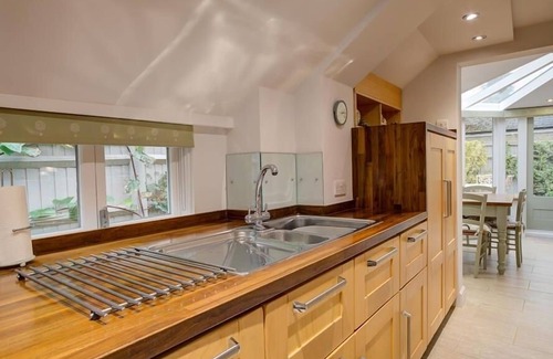 Bampton Cottage | SUNNYSIDE COTTAGE, family friendly in Bampton, Oxfordshire