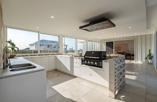 Sellicks Beach House | Sunnyside - Family friendly.Sleeps 12.Sea Views