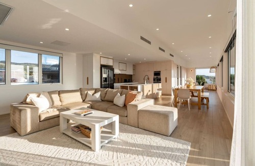 Sellicks Beach House | Sunnyside - Family friendly.Sleeps 12.Sea Views
