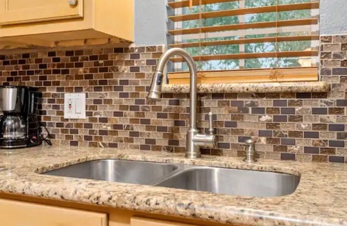 Bacliff Apartment | Sunnyside Retreat - 1 Block from Galveston Bay