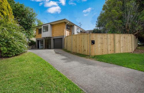 Half Moon Bay House | Sunnyside Townhouse with Rumpus, Parking and Deck