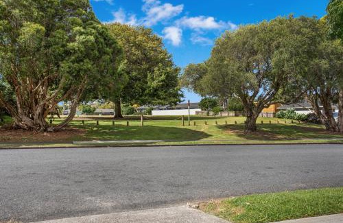 Half Moon Bay House | Sunnyside Townhouse with Rumpus, Parking and Deck