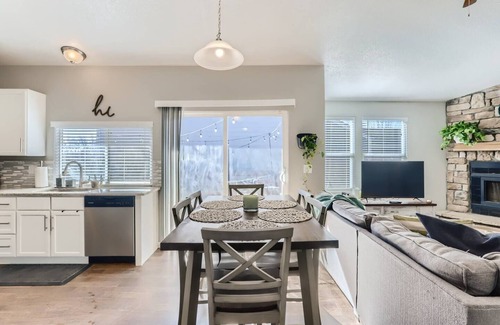 Tollgate Overlook House | Sunnyside Up | Beautiful Home for Large Groups Pet Friendly!