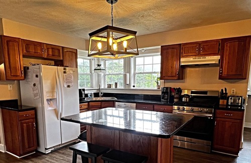 Luray House | Sunridge Retreat in Shenandoah Woods - Starlink Satellite Wi-Fi