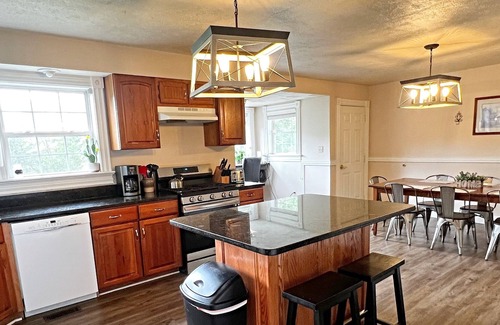 Luray House | Sunridge Retreat in Shenandoah Woods - Starlink Satellite Wi-Fi