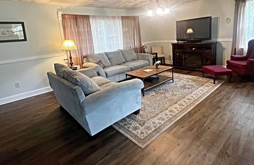 Luray House | Sunridge Retreat in Shenandoah Woods - Starlink Satellite Wi-Fi