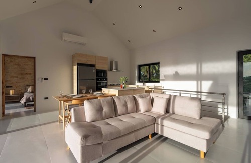 Maret House | "Sunrise Hills" Tranquil 4br pool villa sea view