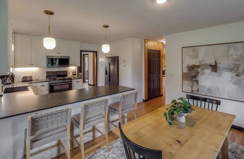 Brainerd House | Sunroom-Game room- Family Room- Kayaks, Games, Water Toys, Beach & Dock!