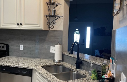 Cibolo House | Sunrose Cottage - Fresh & Clean - King Suite + free Wifi - Pet Friendly