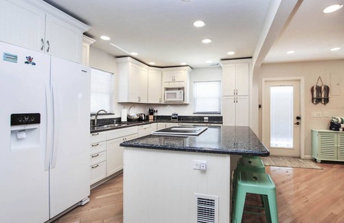 Captiva House | Sunset Captiva 38 - Short walk to beach, pool, dock in Village area of Island