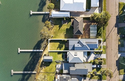 Mannering Park House | Sunset Central Coast - Lake, Kayaks & Jetty!