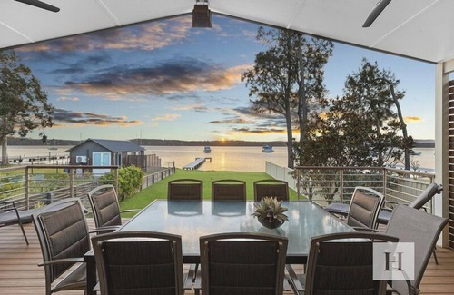 Mannering Park House | Sunset Central Coast - Lake, Kayaks & Jetty!