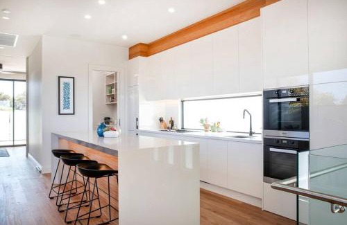 Maslin Beach House | SUNSET CLIFFS luxury stay at Maslin Beach