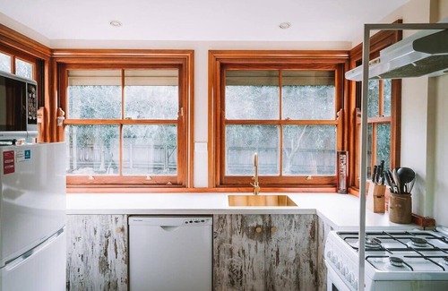 Portarlington House | Sunset Cottage by the Bay, With Fire, Pet Friendly
