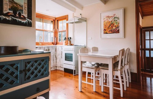 Portarlington House | Sunset Cottage by the Bay, With Fire, Pet Friendly