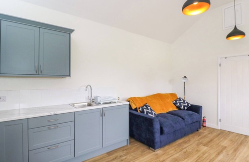 Towcester Cottage | SUNSET COTTAGE, pet friendly, with a garden in Tiffield
