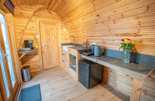 Barmouth Cabin | Sunset Couples Retreat with Hot tub
